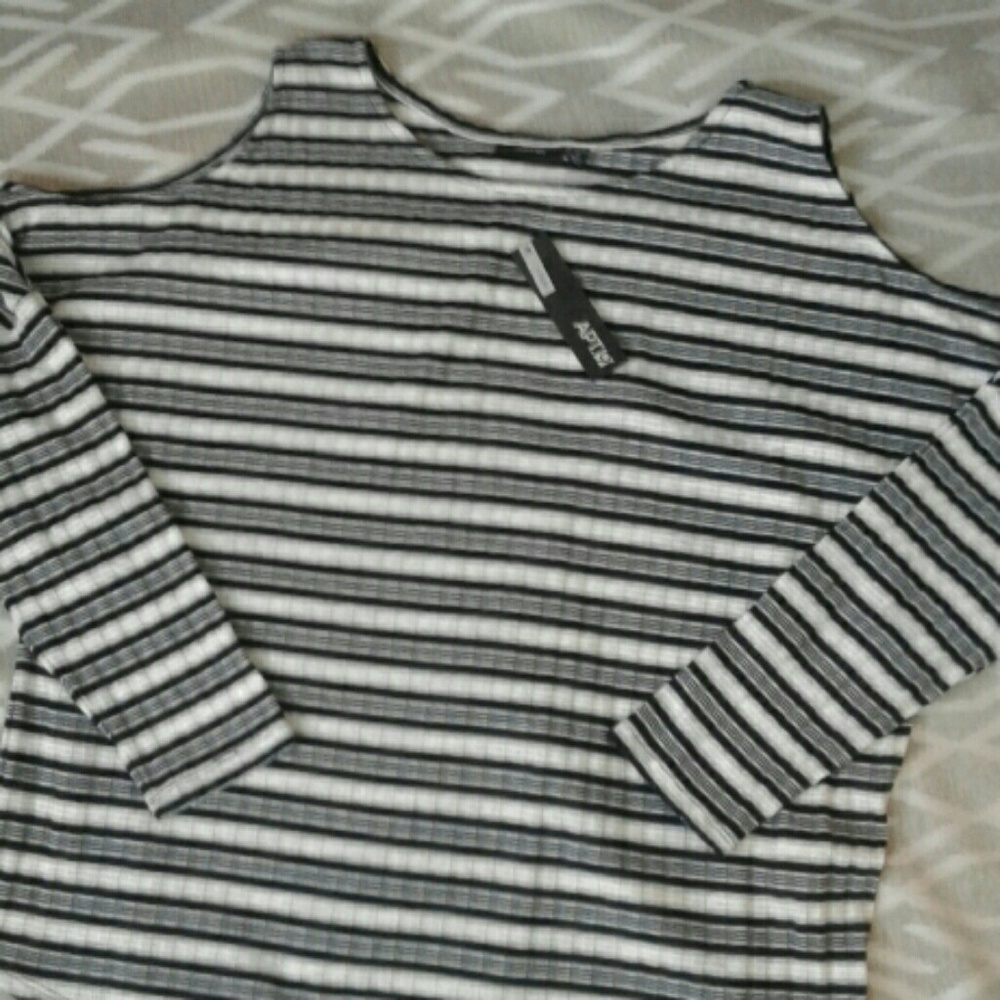🎁 NWT! Apt 9 Woman, cold shoulder, stretchy top
